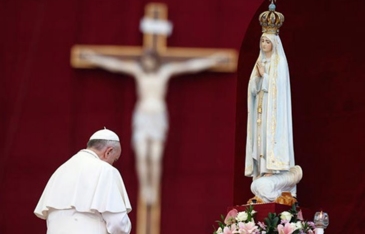 Pope bowing before stature of Mary